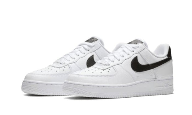 '07 White Black Pebbled Leather