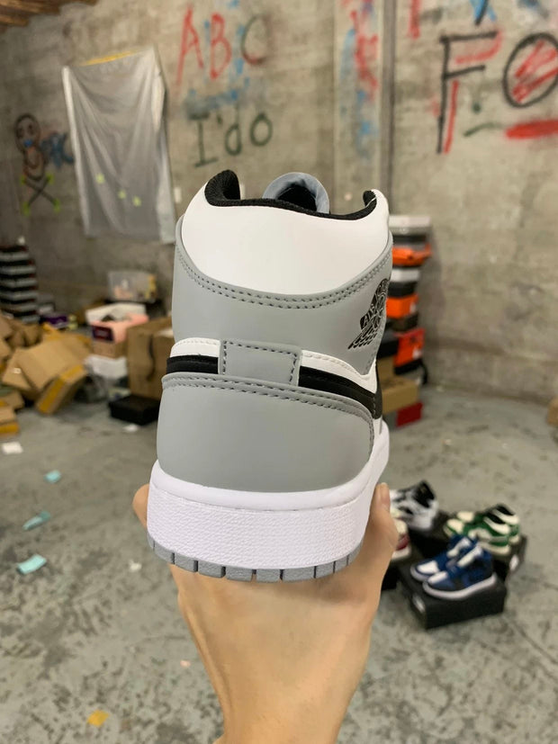 Air Jordan 1 Mid "Light Smoke Grey'