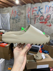 AD originals Yeezy Slide "Pure"'
