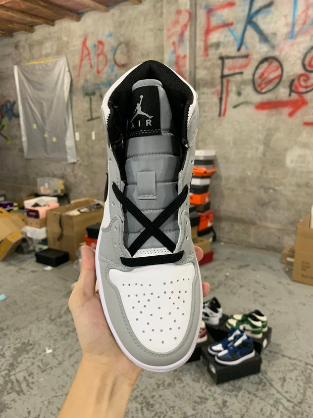 Air Jordan 1 Mid "Light Smoke Grey'