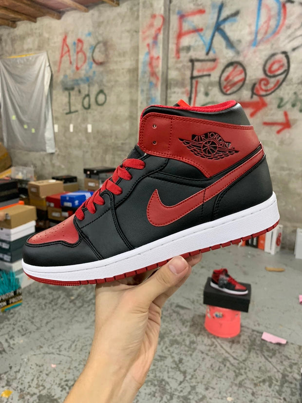 Air Jordan 1 Mid "Alternate Bred”
